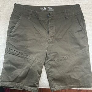 Mountain hard wear mean dark green shorts size 30/40